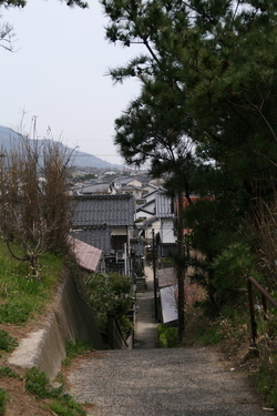 稲佐の浜へとつづく道