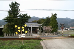 赤い鳥居と一畑電車